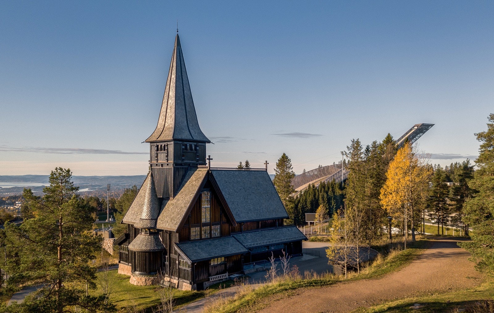Nærområdet preges av Holmenkollens unike kombinasjon av natur, historie og idrett. Galleribilde