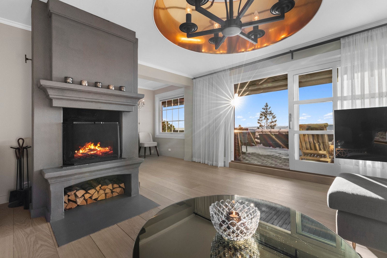 I enden av rommet er det utgang til en koselig terrasse, som på sommerstid oppleves som en forlengelse av stuen. Galleribilde