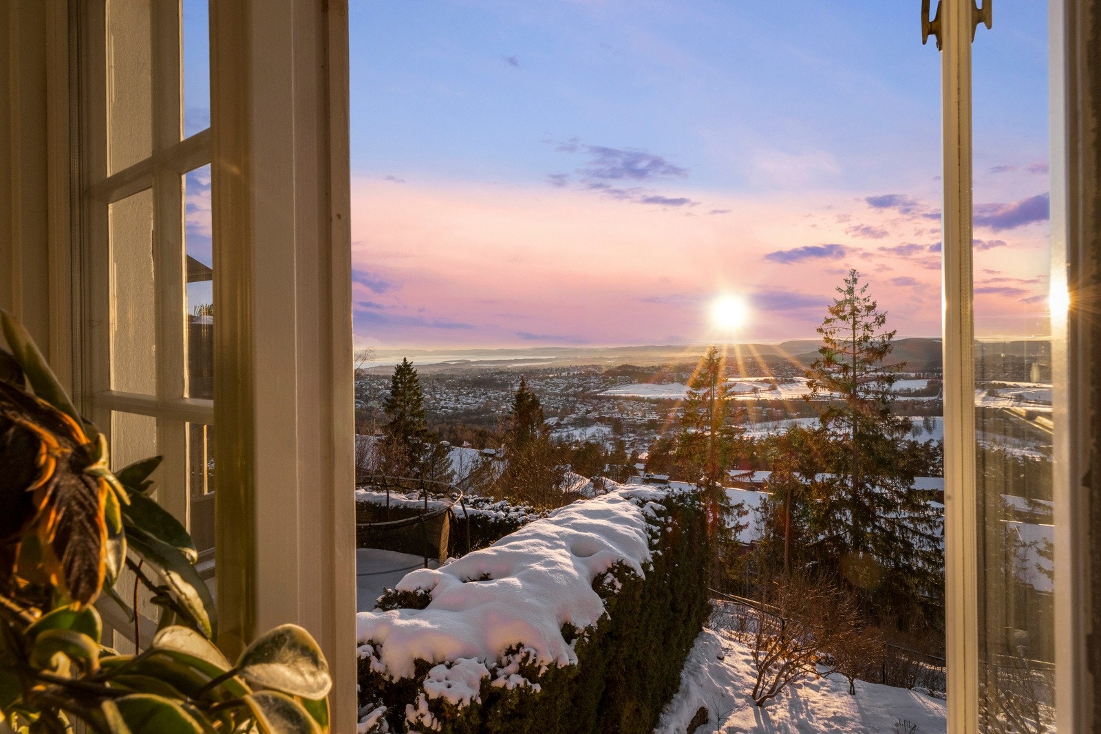 Entréen er innredet med en stor skyvedørsgarderobe som gir en praktisk løsning for oppbevaring av yttertøy og sko, og bidrar til et ryddig og funksjonelt inngangsparti. Galleribilde