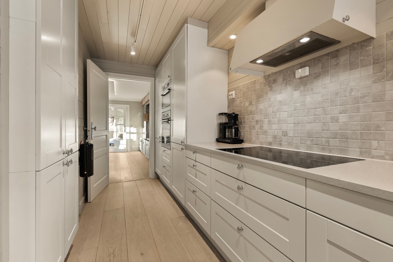 Innbydende, pent HTH kjøkken fra 2018 med profilerte fronter. Galleribilde