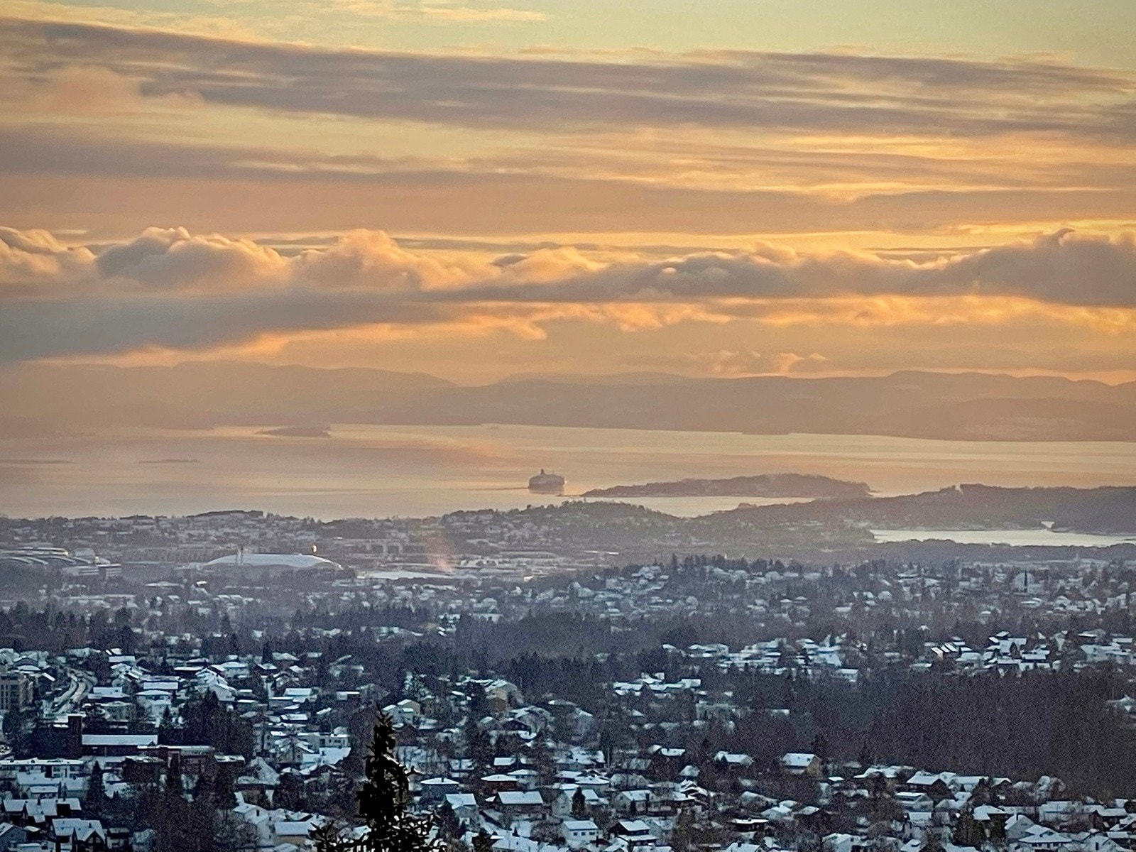 Boligen har en spektakulær og vidstrakt utsikt over Oslofjorden, Bogstadvannet og Bærumsmarka, og byr på en sjelden kombinasjon av naturnær ro og nærhet til byen. Galleribilde
