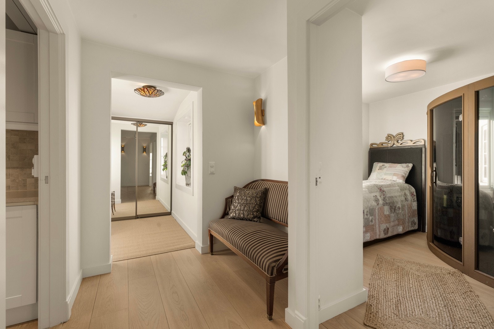 Fra kjøkkenet kommer man til en gang som fører til entré, ett soverom og toalett samt trapp opp til 2.etasje. Galleribilde