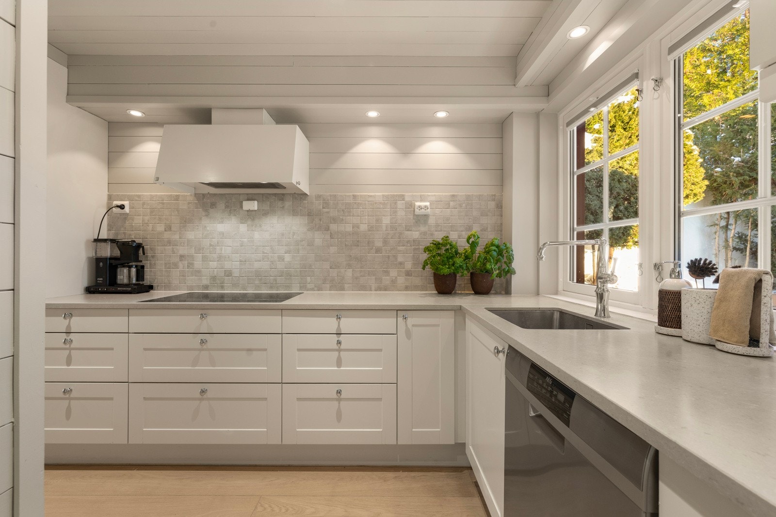 Her er det bra med benkeplass samt gode oppbevaringsmuligheter i underskap,enkelte høyskap og overskap. Galleribilde