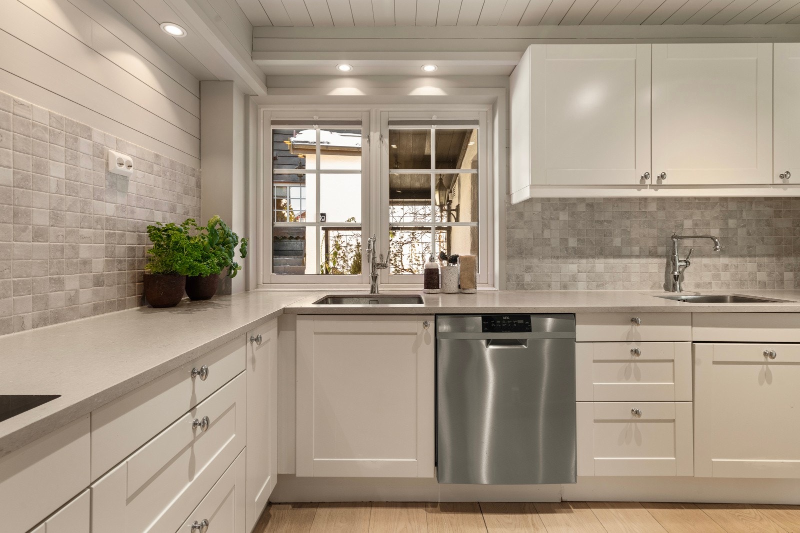 Kjøkkenet er innredet med integrerte hvitevarer fra AEG som komfyr, dampovn, induksjon platetopp, oppvaskmaskin (ny 2022), kjøleskap og fryser. Galleribilde