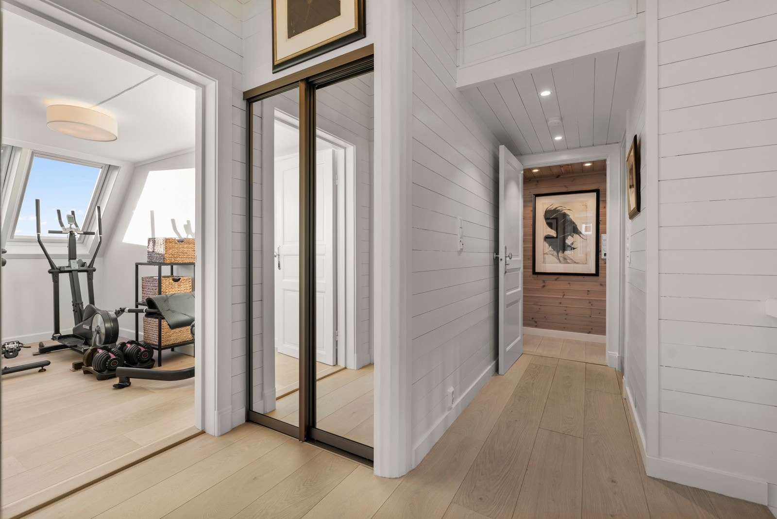 Videre er det et rom som er innredet som tegningsrom. Galleribilde