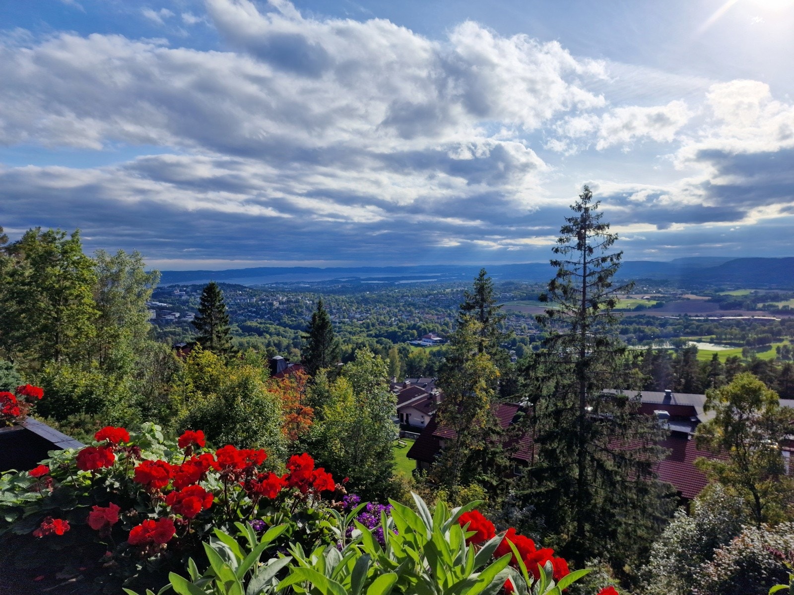 Her bor du i et etablert og ettertraktet boligområde med flott utsikt mot hovedstaden, innsjøen og de grønne omgivelsene i marka. Galleribilde