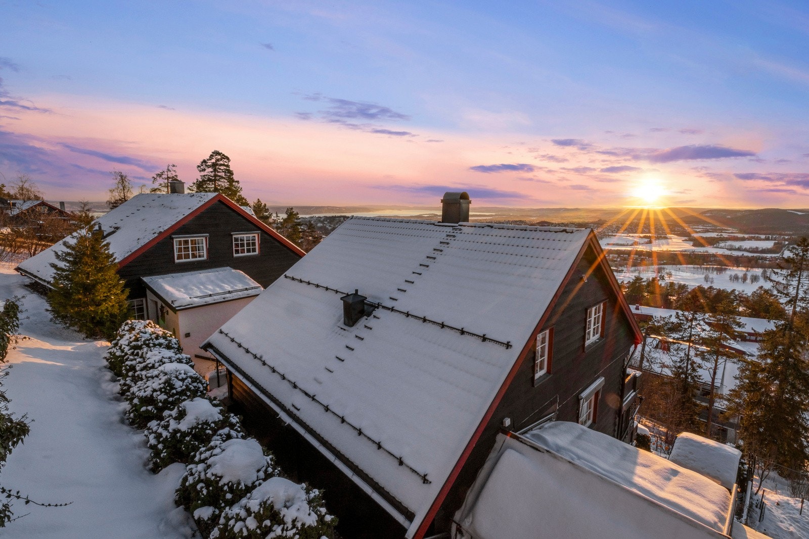 Boligen har elektrisk oppvarming. Det er varmefolie i alle gulv i 1.etasje og i 2.etasje med egne kurser. Galleribilde