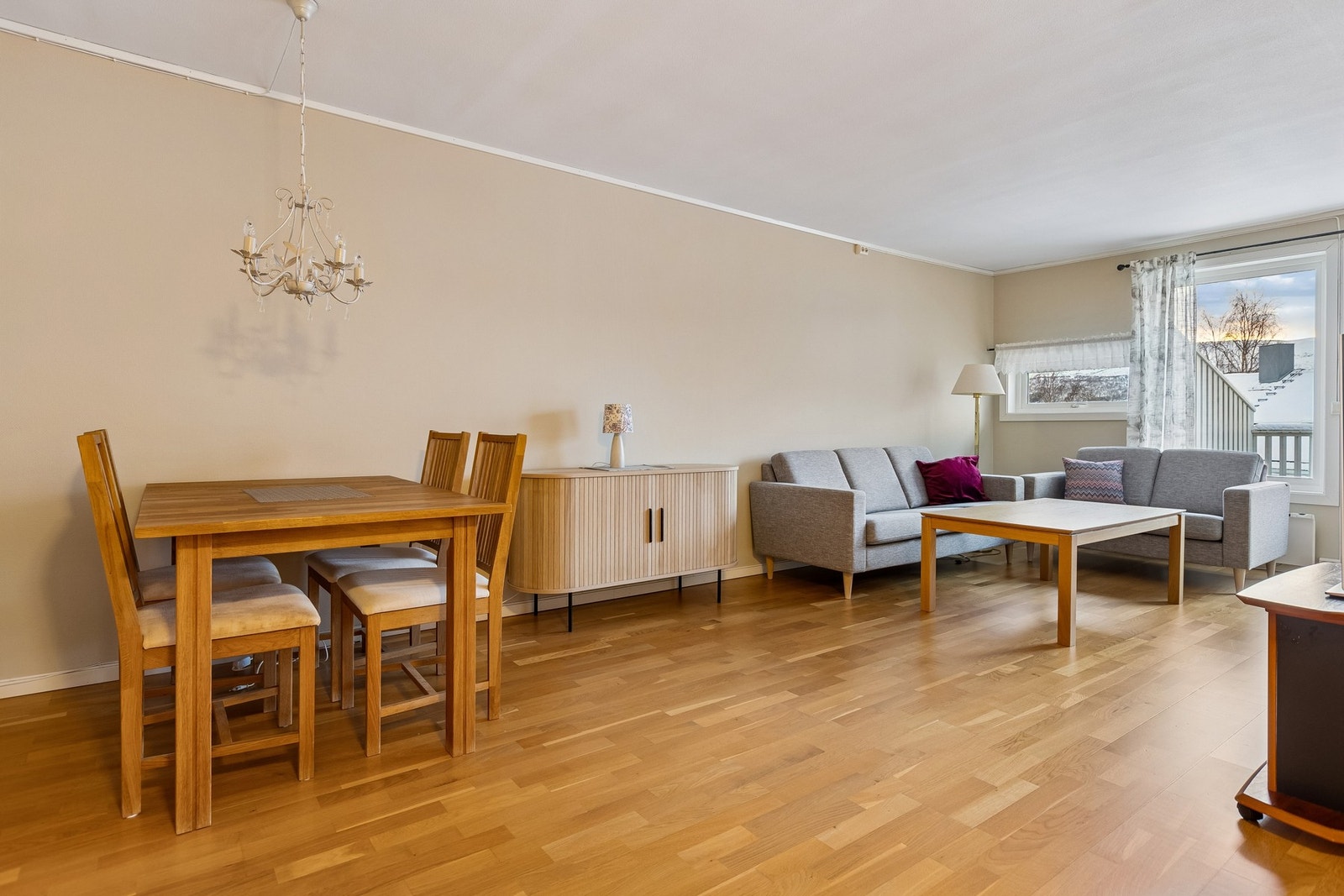 Stue med god plass til spisebord Galleribilde