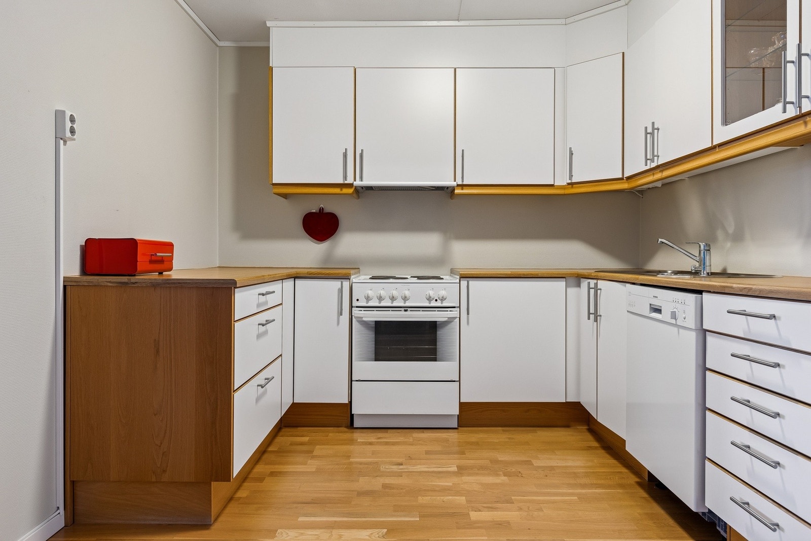 Lyst kjøkken med god lager- og benkeplass Galleribilde