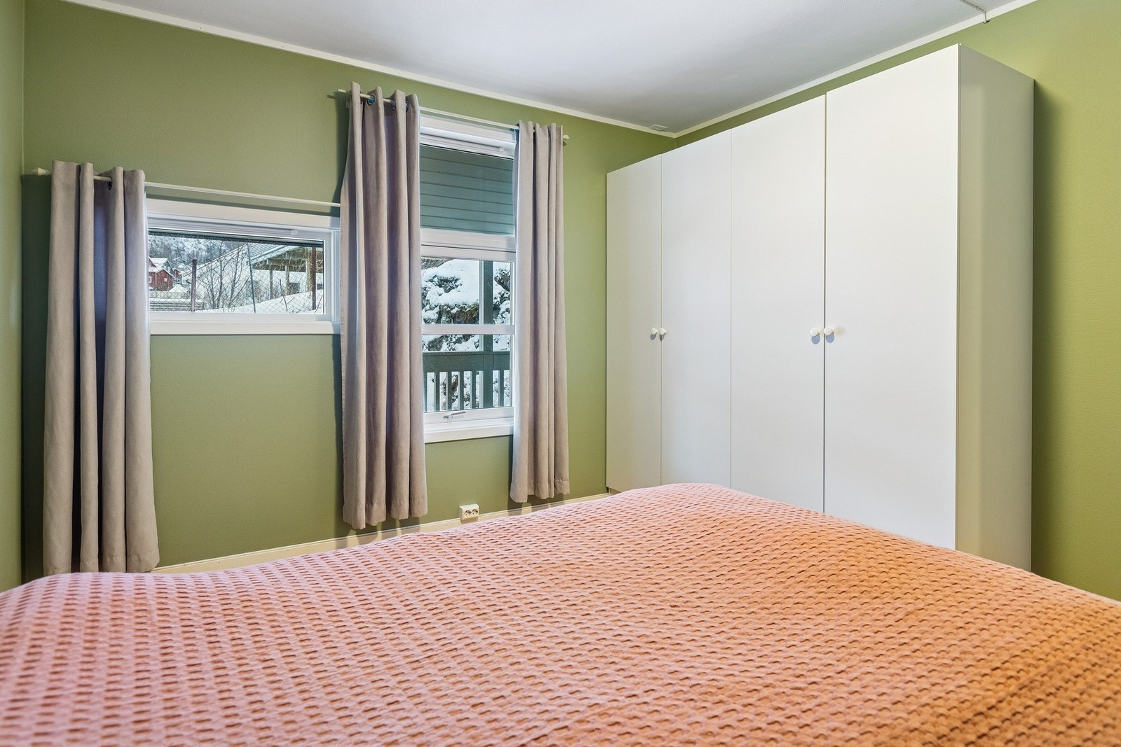 Soverom nr 1 har dobbelt garderobeskap Galleribilde