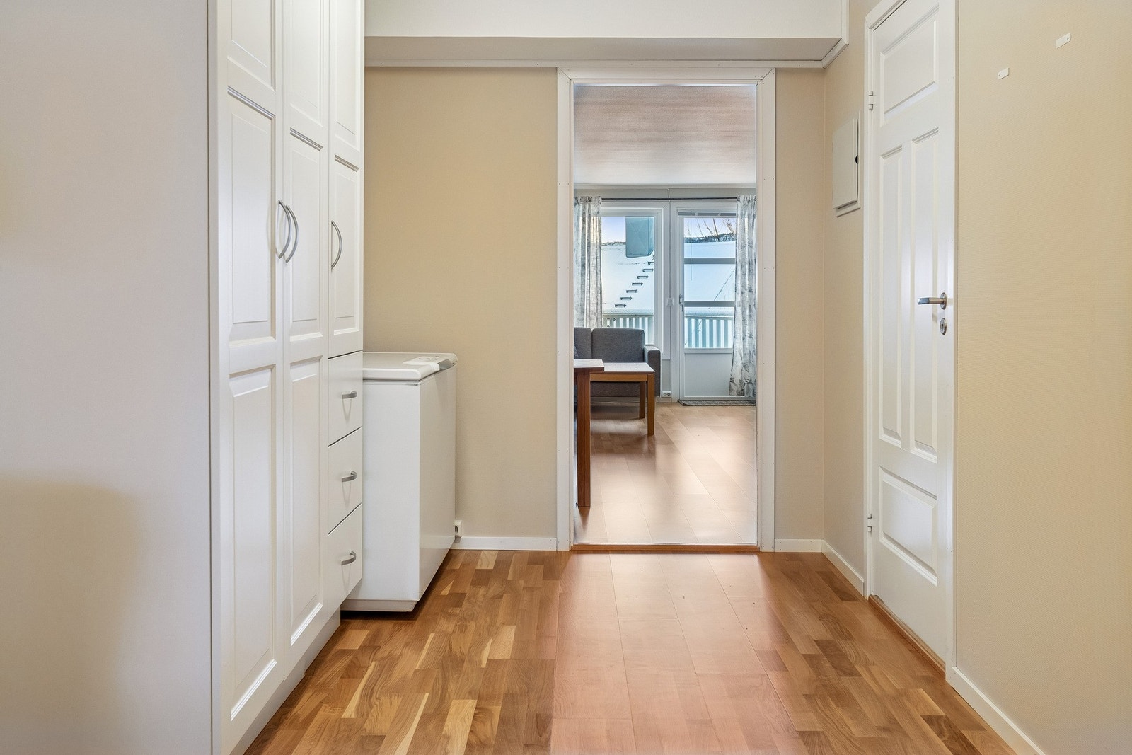 Stort garderobeskap i gangen Galleribilde