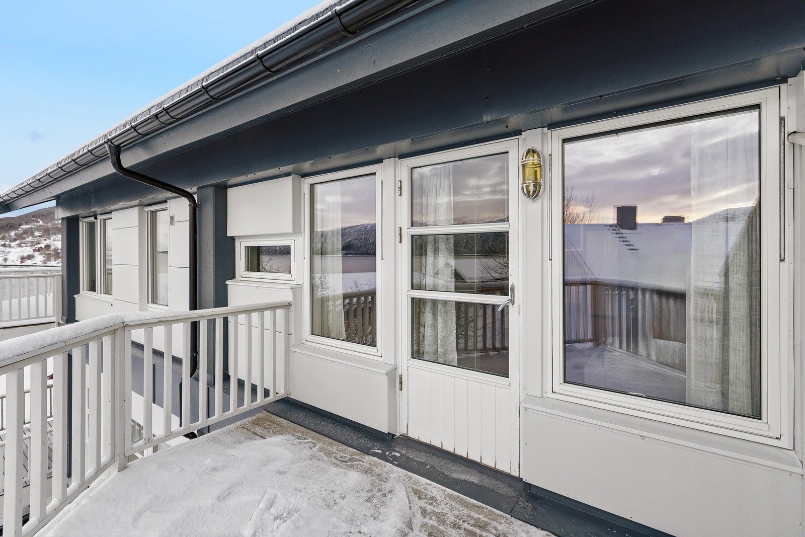 Balkong med utgang i fra stua Galleribilde