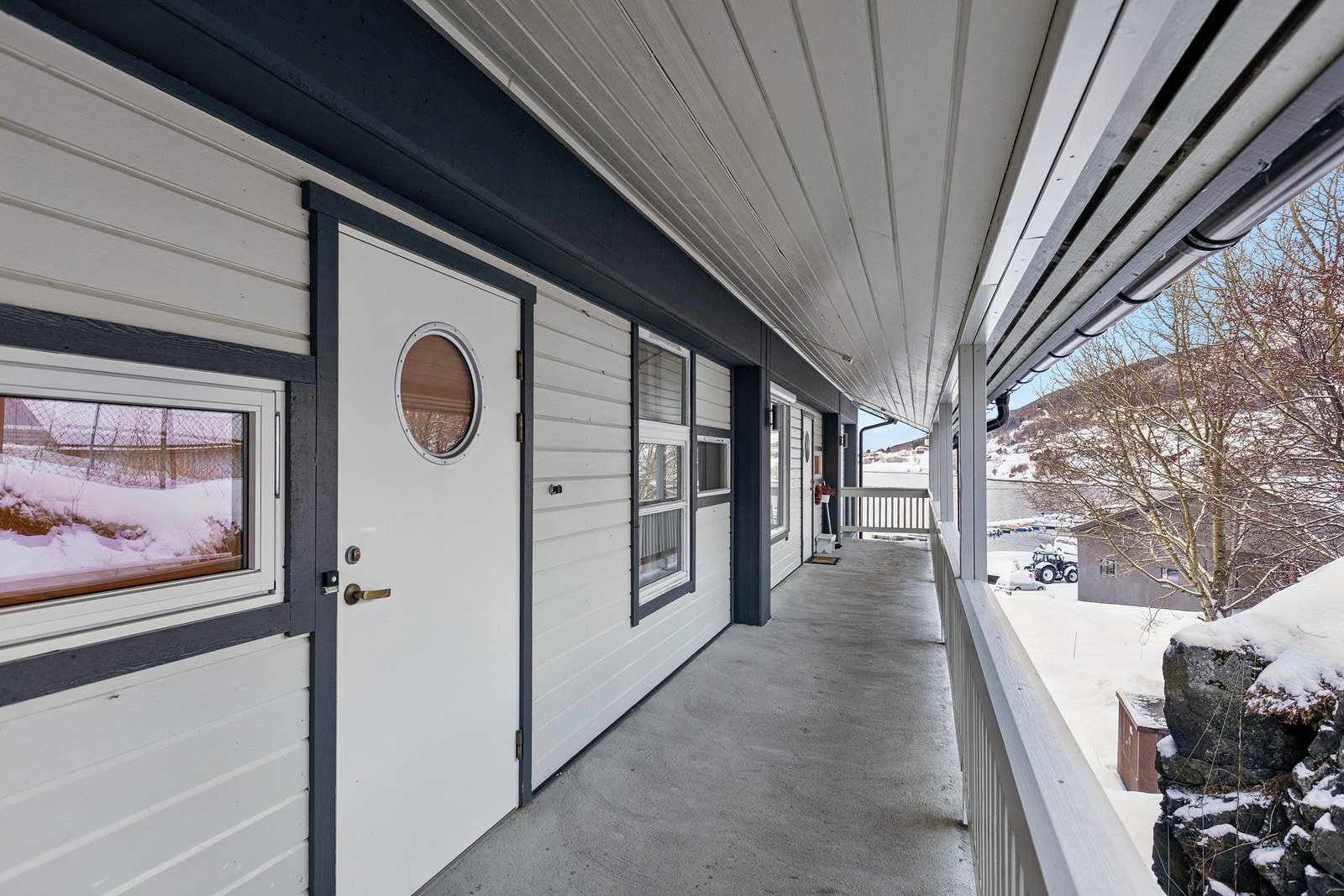 Praktisk med svalegang utenfor inngangsdøra Galleribilde