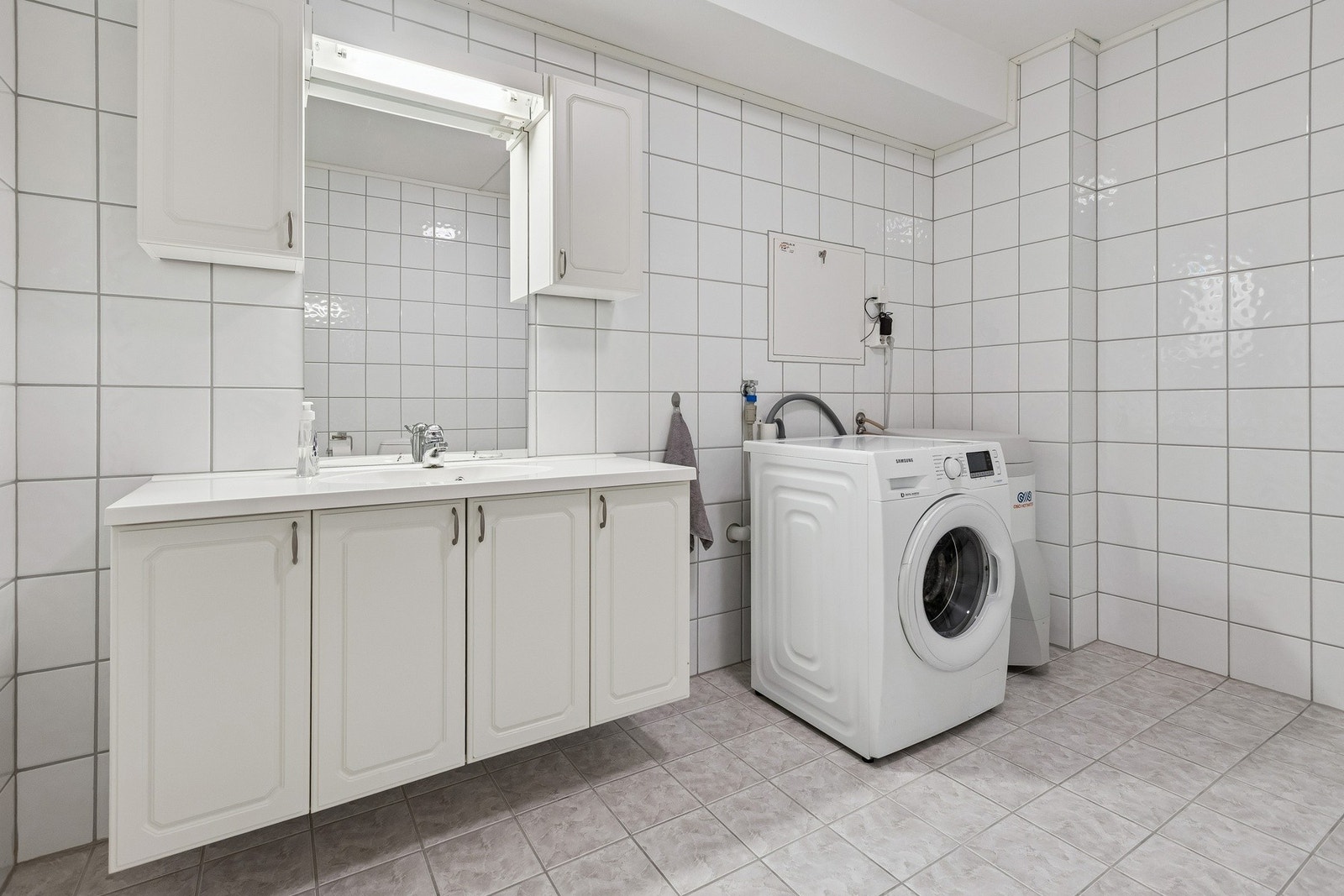 Flott flislagt bad og vaskerom Galleribilde