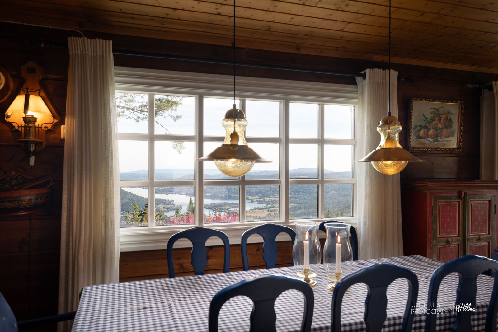 Tradisjonsrik hyttekos og flott lysinnfall. Den perfekte rammen for gode samtaler rundt bordet Galleribilde