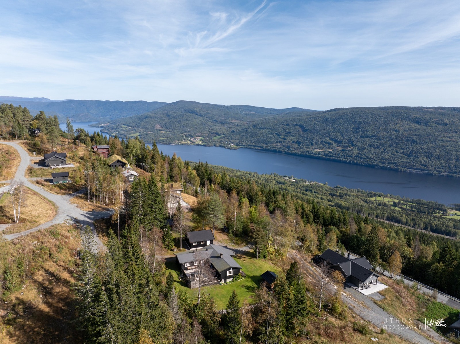 Fra både stue og terrasse kan du hvile øynene på vakre Krøderfjorden Galleribilde