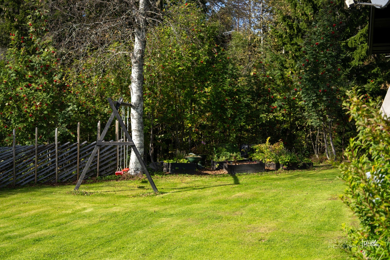 Hytta har også en koselig hage Galleribilde