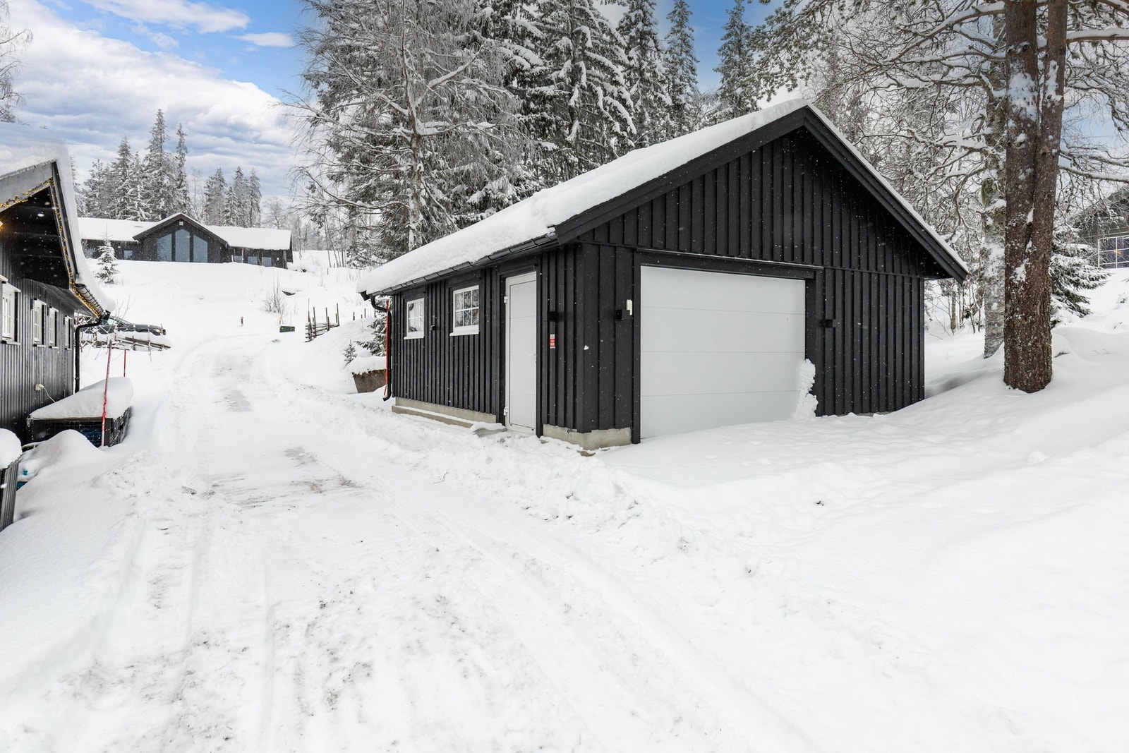 Hytten har også en dobbel garasje på 20 kvm Galleribilde