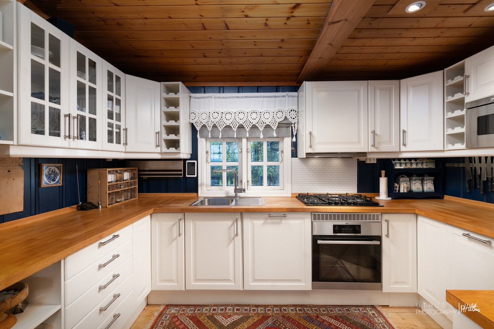 Kjøkkenet er fra IKEA og ble satt inn i 2016. Komfyren består av 5 gassbluss m/gassbeholder i eget skap på yttervegg. Galleribilde