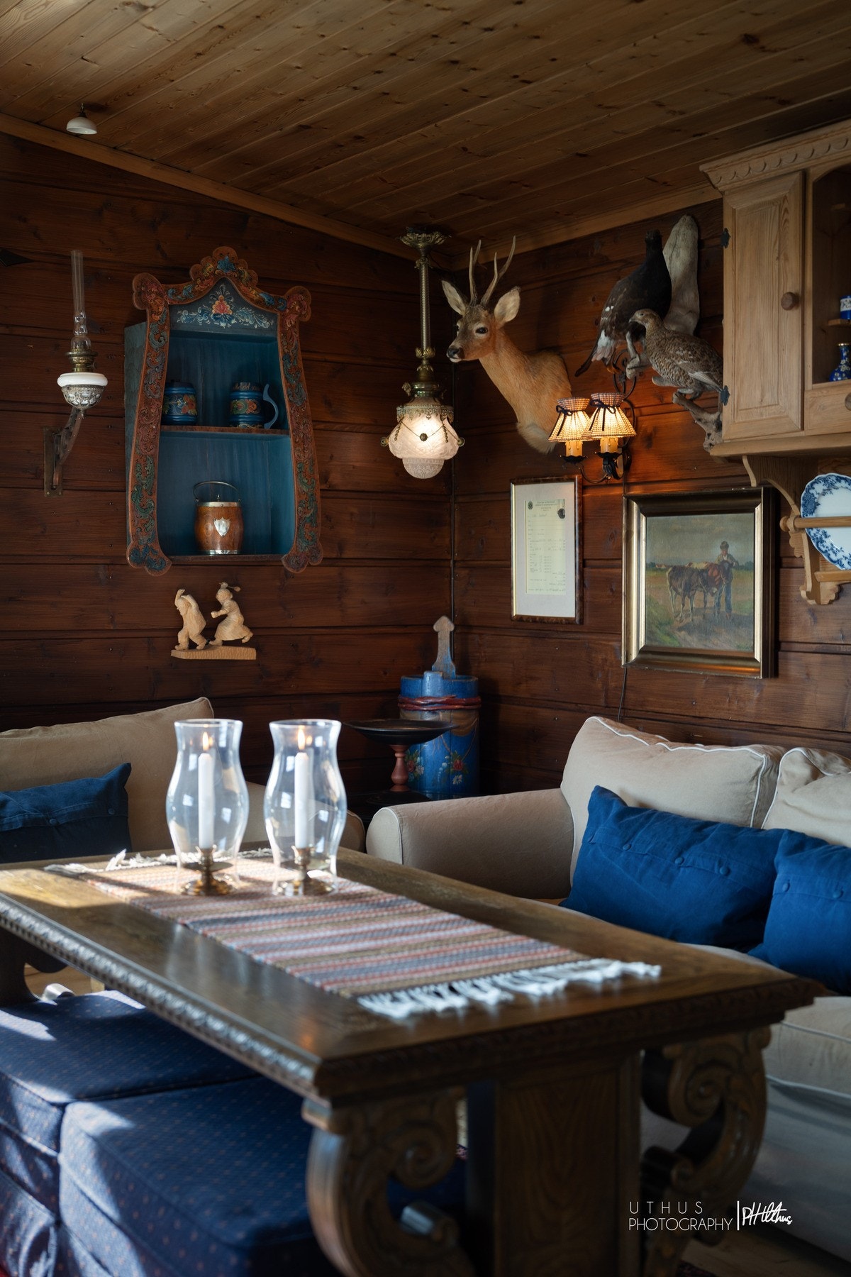 Stuen inviterer til lange kvelder og avslappende stunder i rolige omgivelser Galleribilde