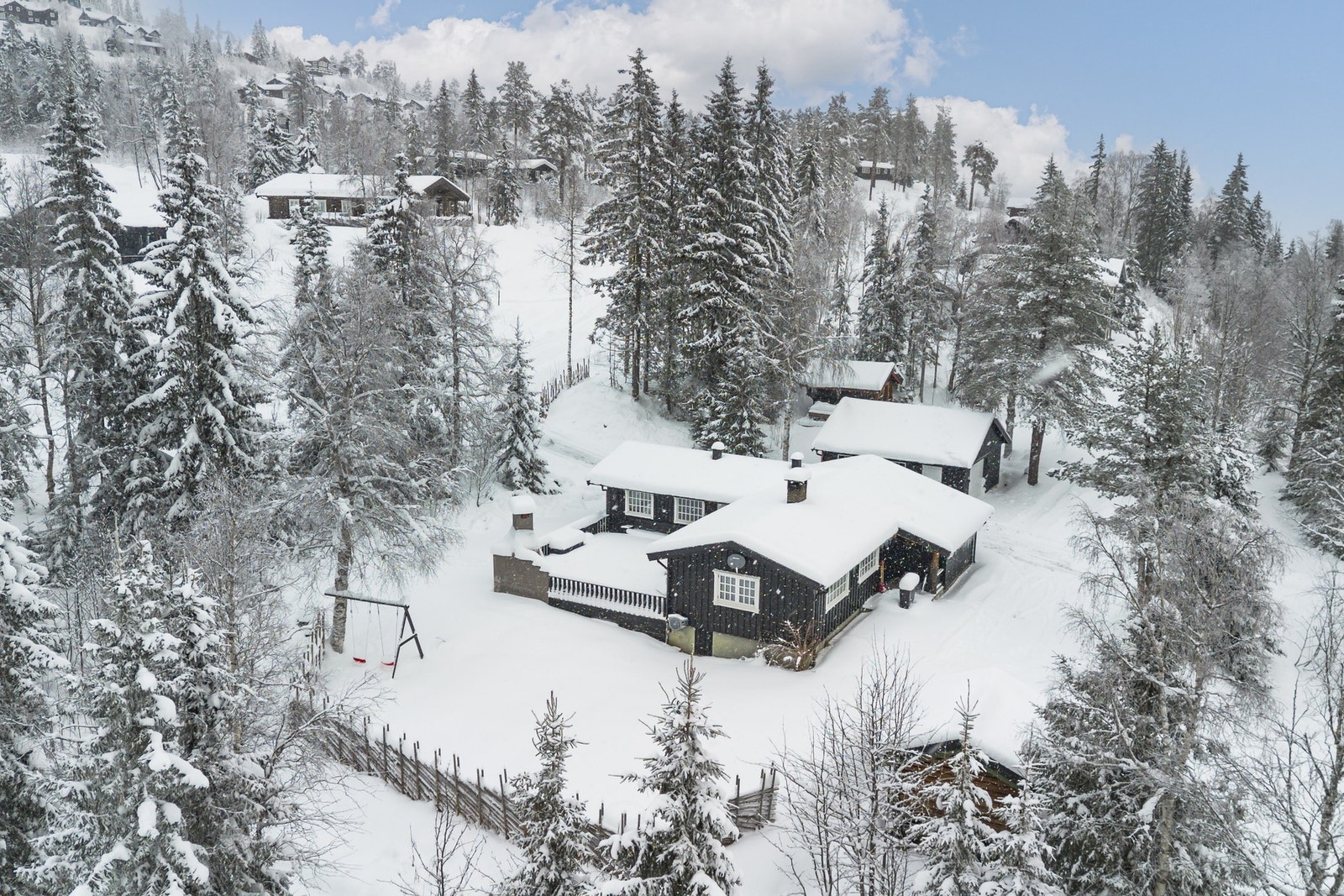 Her ligger alt til rette for gode hytteminner, sommer som vinter Galleribilde