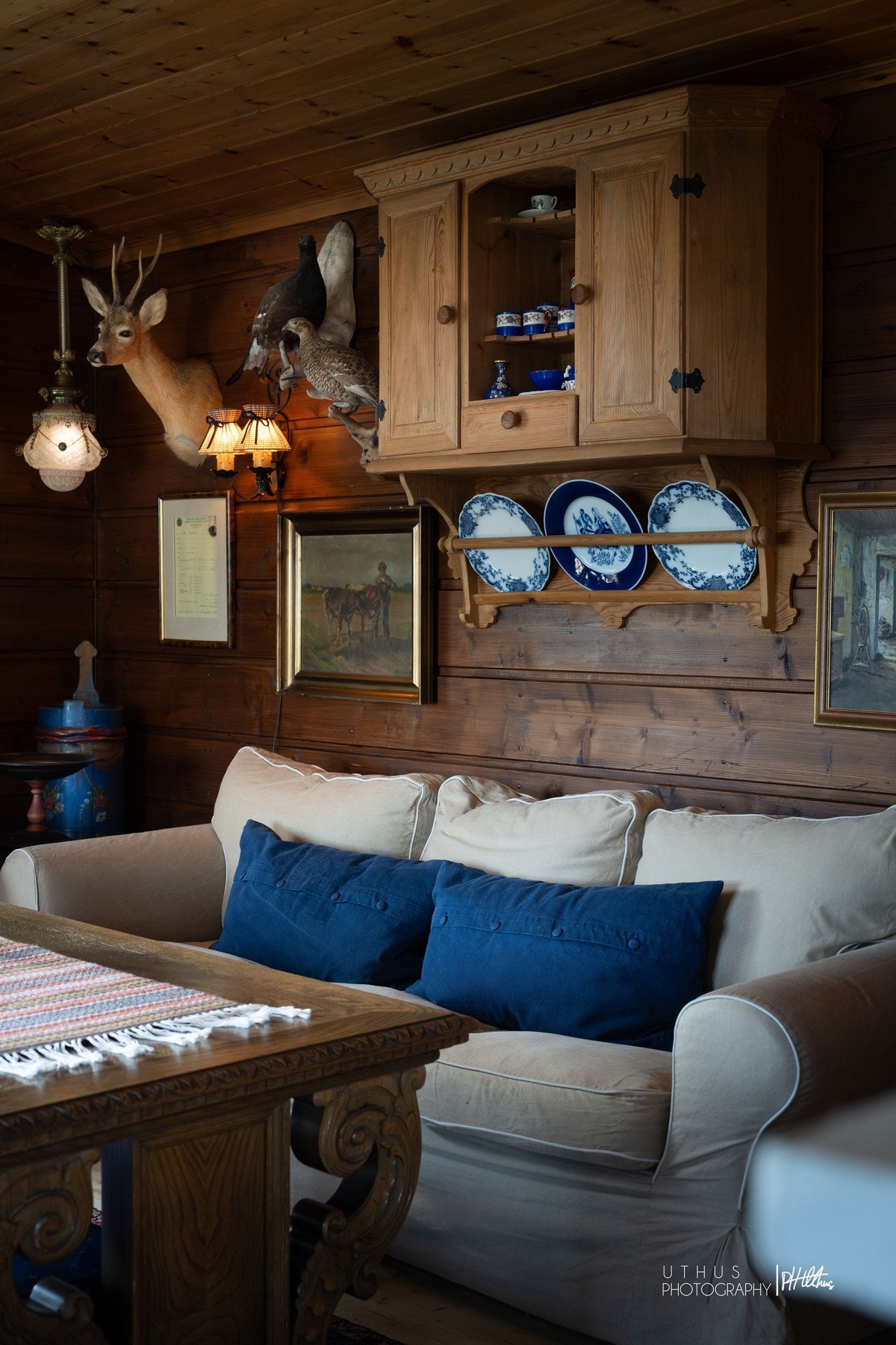 Veggene ser ut til å være kledd i mørk, varm trepanel som gir en varm og lun stemning Galleribilde