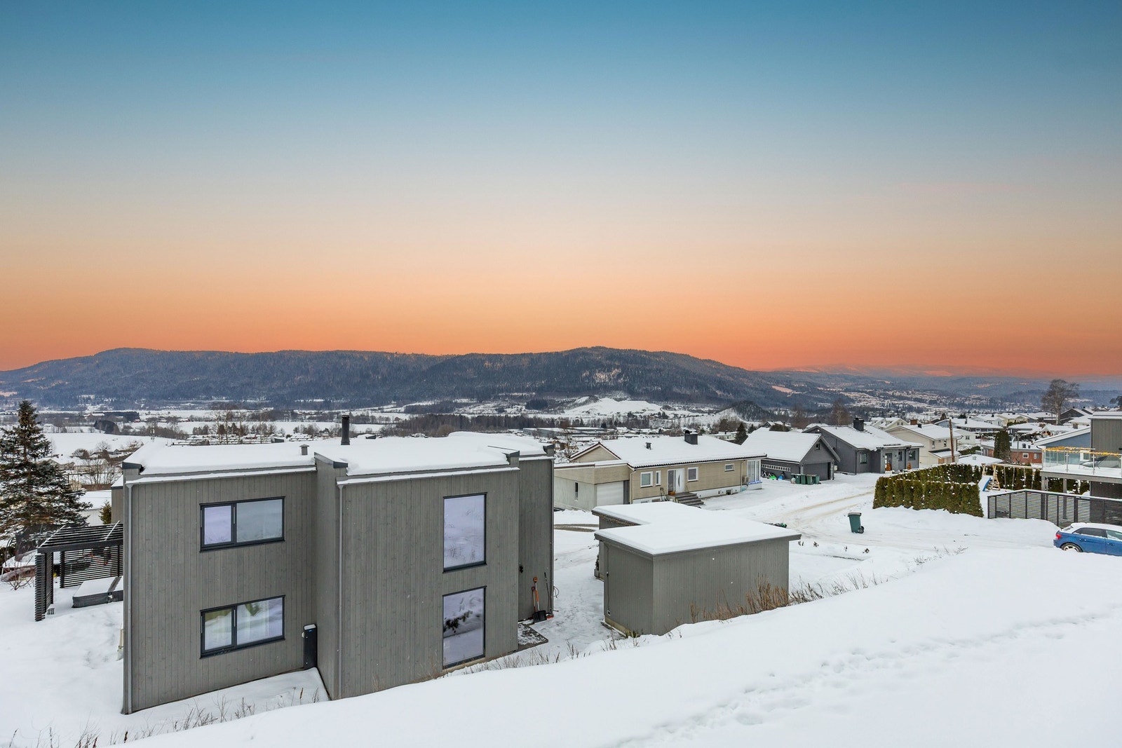 Opplev nydelige solnedganger og en unik atmosfære fra din egen eiendom Galleribilde