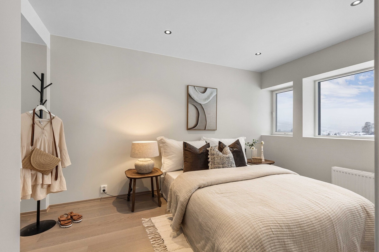 Et lunt og innbydende rom med god plass til dobbeltseng Galleribilde