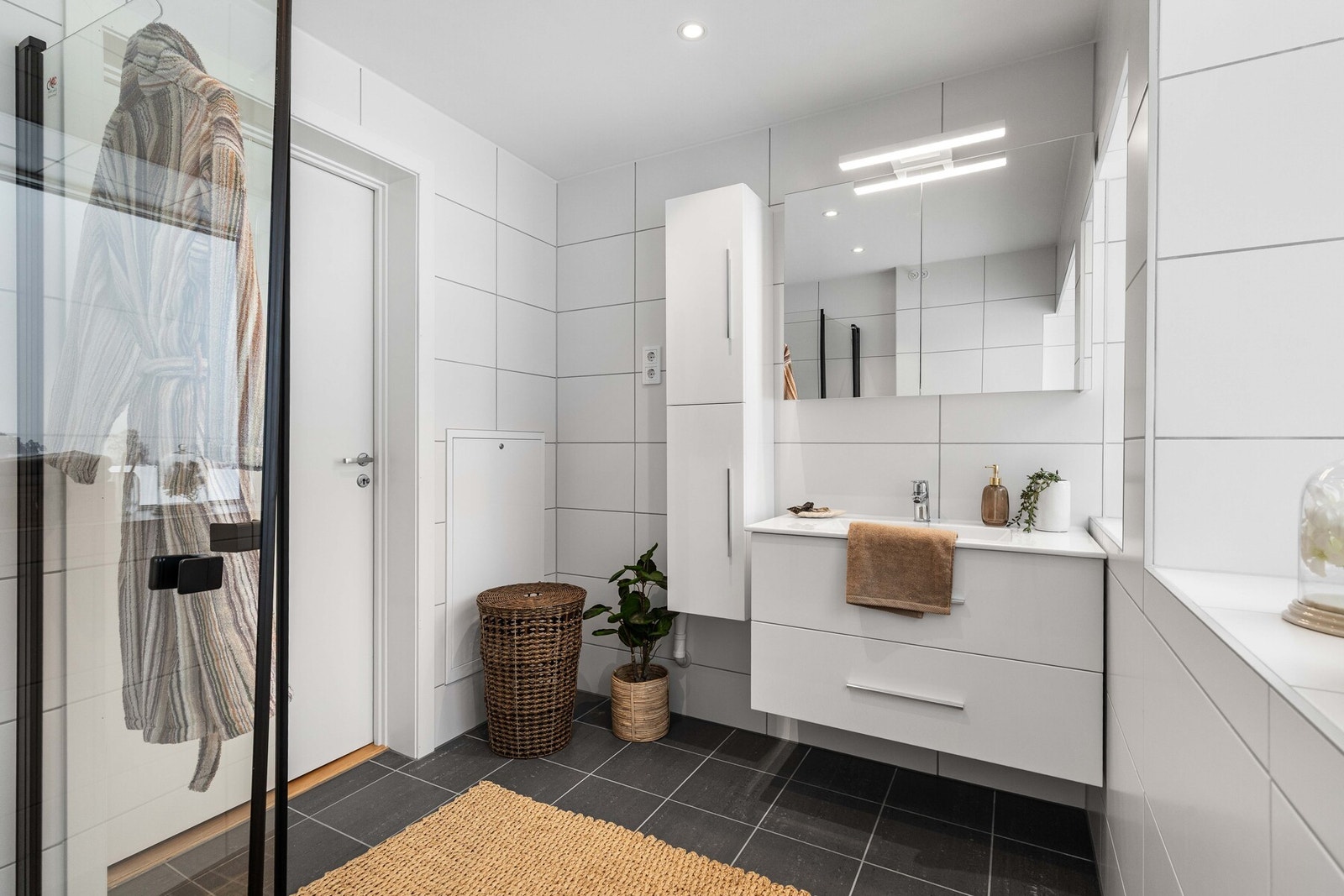 Praktisk høyskap og romslige skuffer sørger for en ryddig og funksjonell hverdag Galleribilde