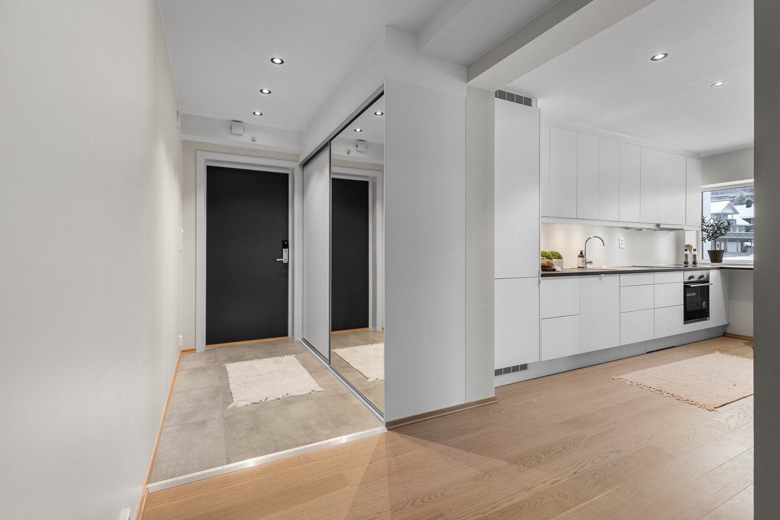 Inngangsparti med en naturlig overgang til resten av huset Galleribilde