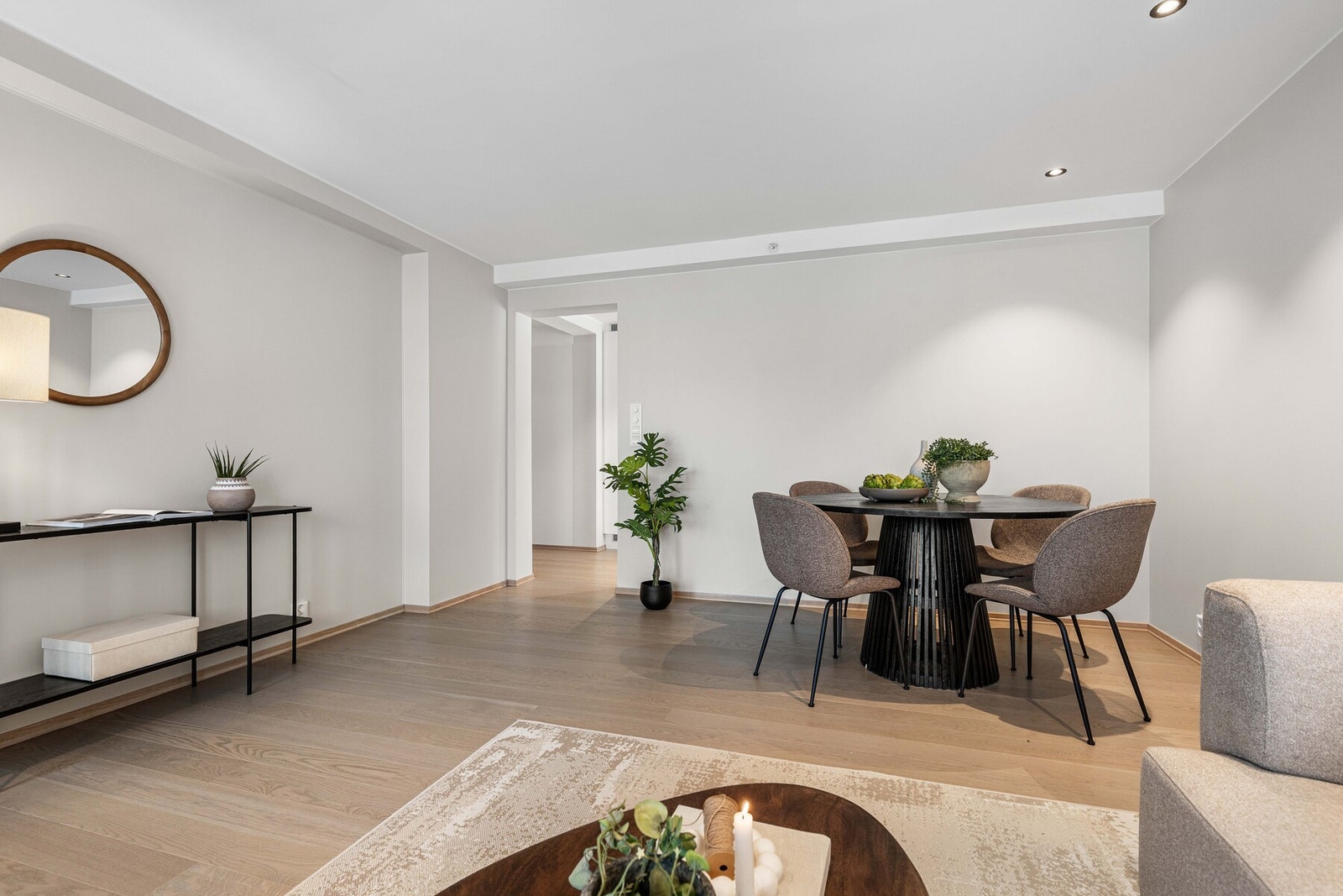 En lys og harmonisk stue med plass til hyggelige lag Galleribilde