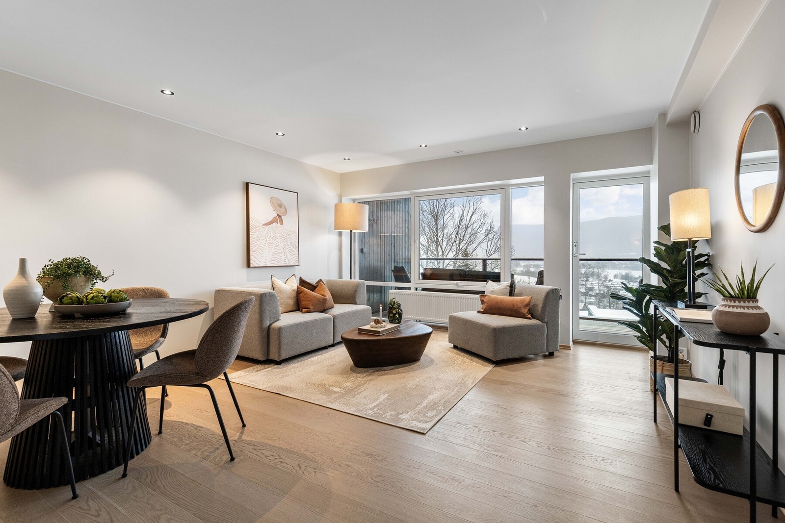 God plass til sofa og sitteplasser, med direkte adkomst til balkong Galleribilde