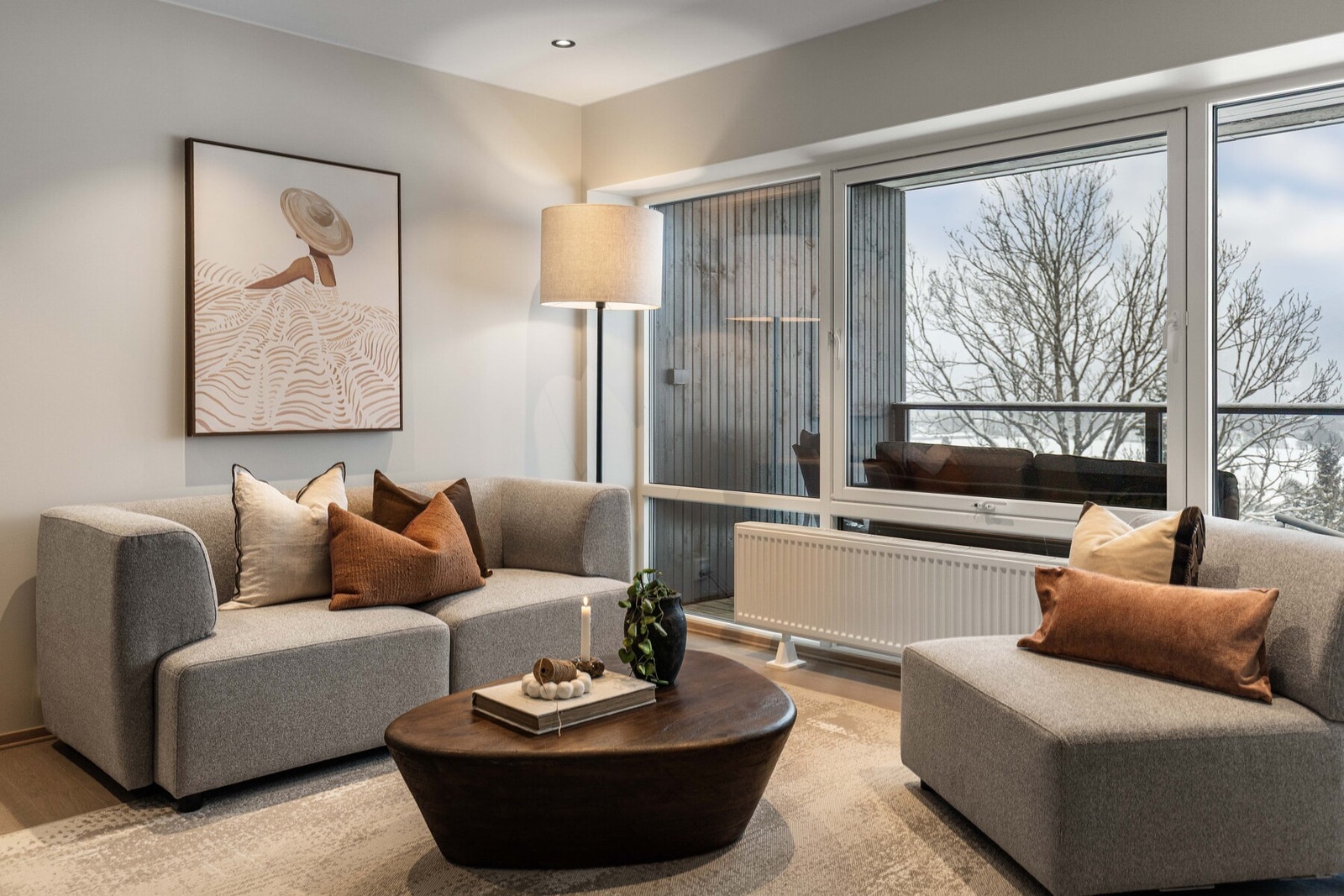 Lun sofakrok med store vindusflater Galleribilde