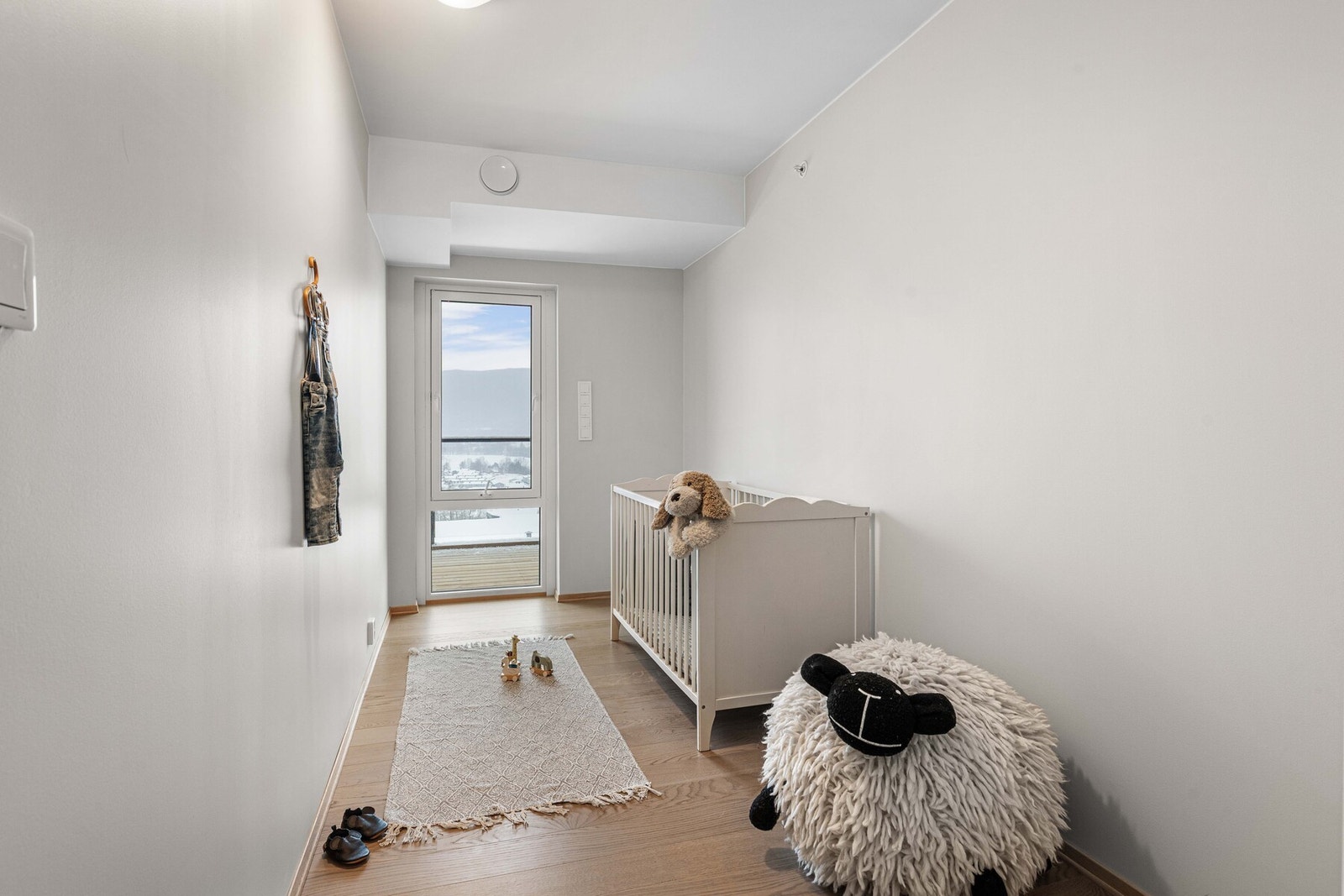 Et praktisk rom som enkelt kan møbleres som både barnerom, gjesterom eller kontor Galleribilde