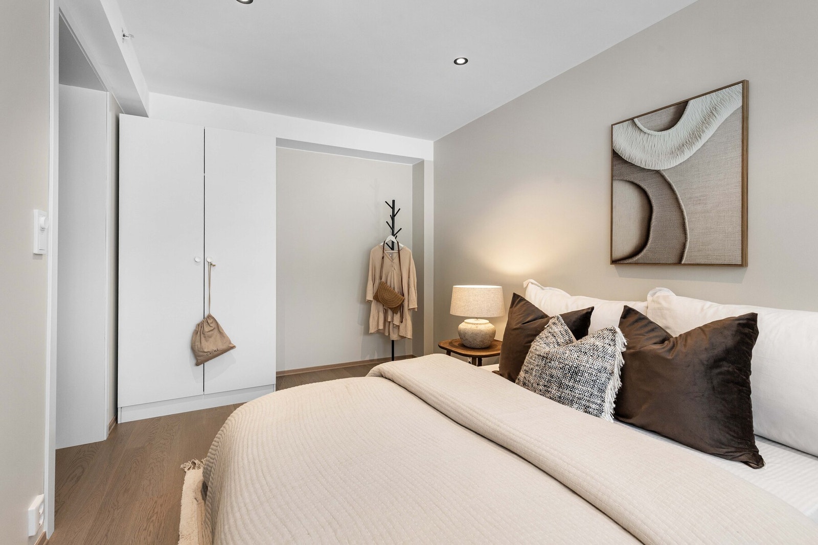 God plassutnyttelse med praktisk garderobe og romslig følelse Galleribilde