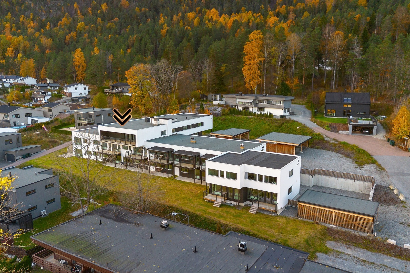 Her kan du nyte stillheten og utsikten uten innsyn fra gaten nedenfor Galleribilde