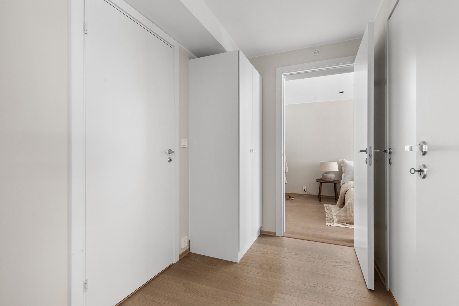 Lys og innbydende gang med god flyt mellom rommene Galleribilde