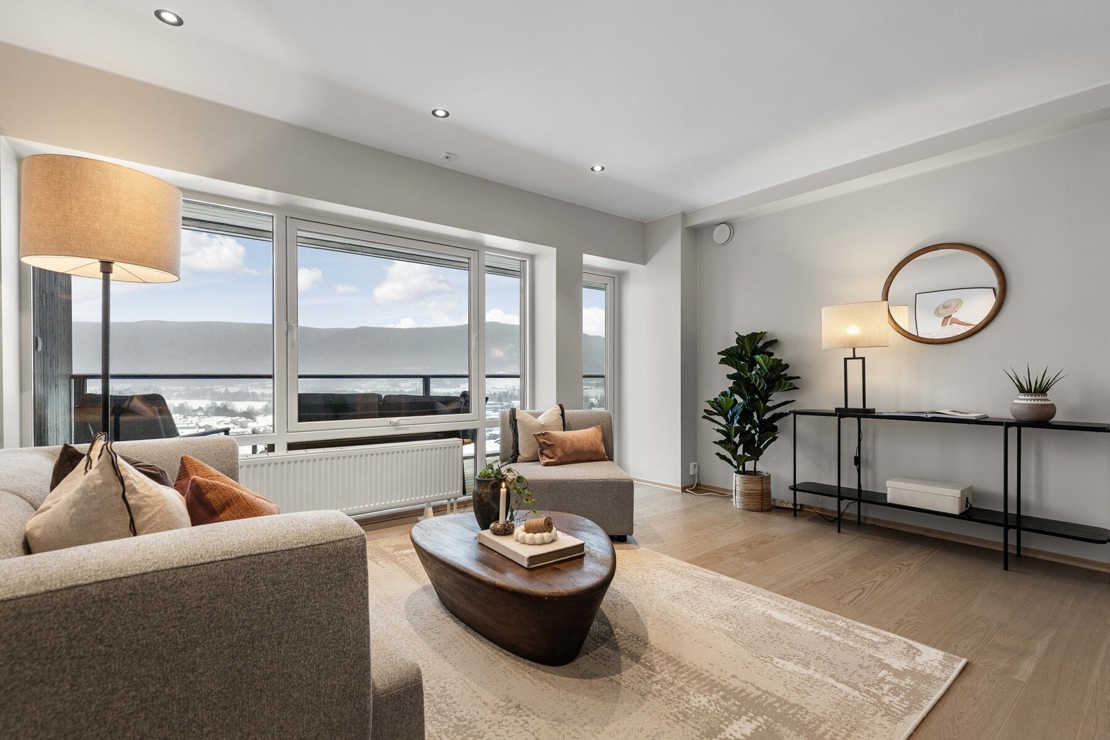 Lys og luftig stue med flott utsikt Galleribilde