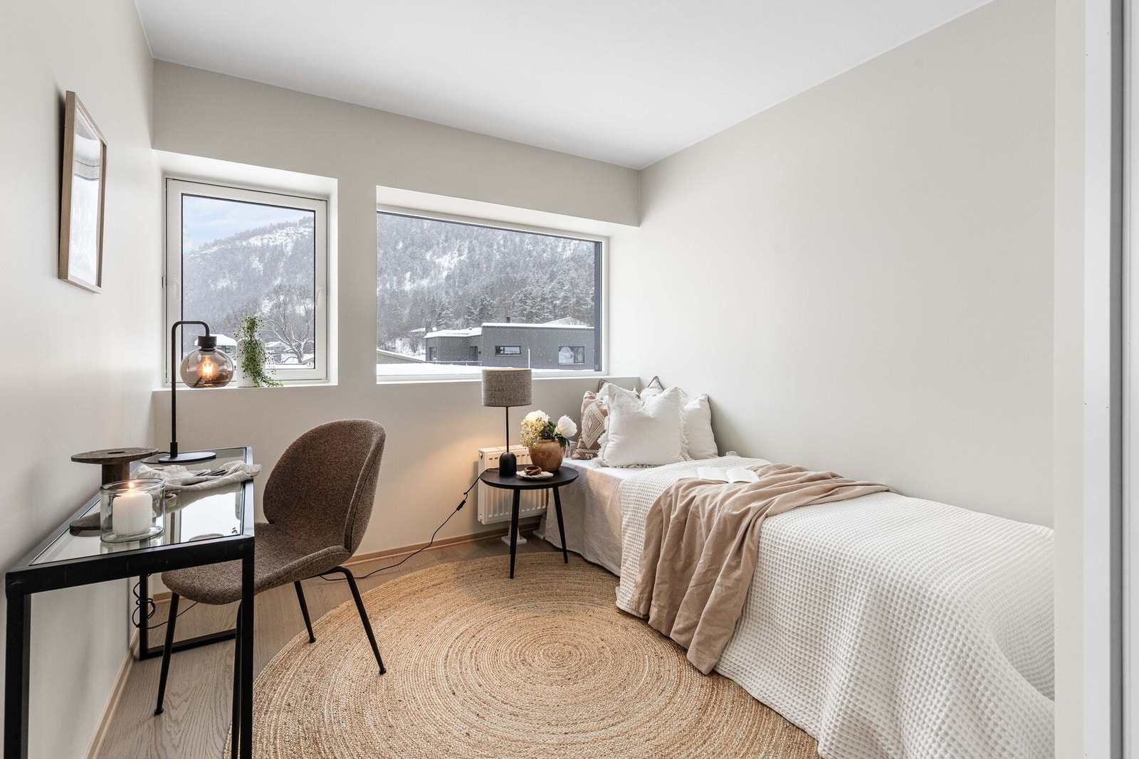 Lyst og trivelig barnerom eller gjesterom med flott utsyn mot landskapet Galleribilde