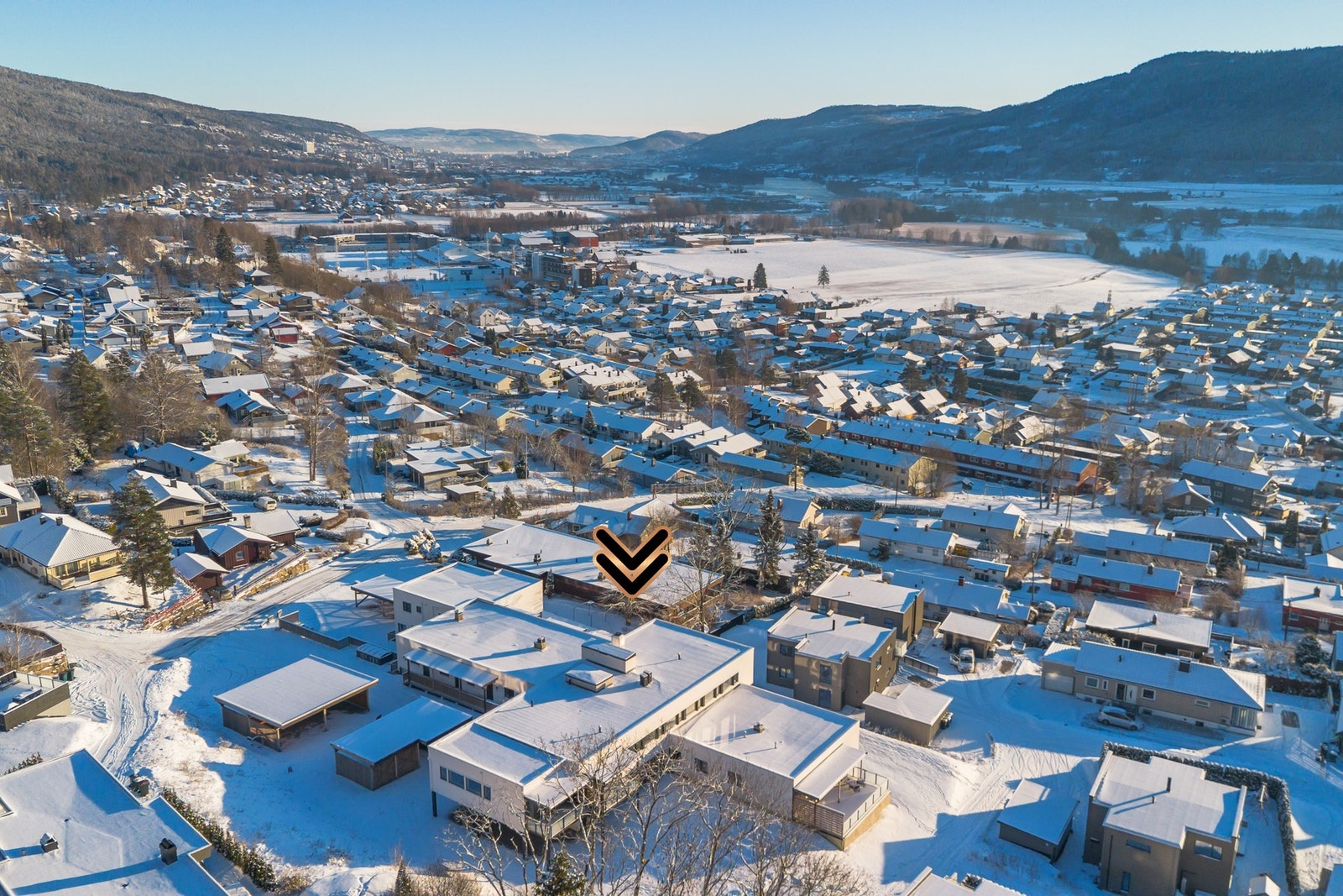 Oversiktsbilde som viser boligens plassering i et veletablert og solrikt nabolag Galleribilde