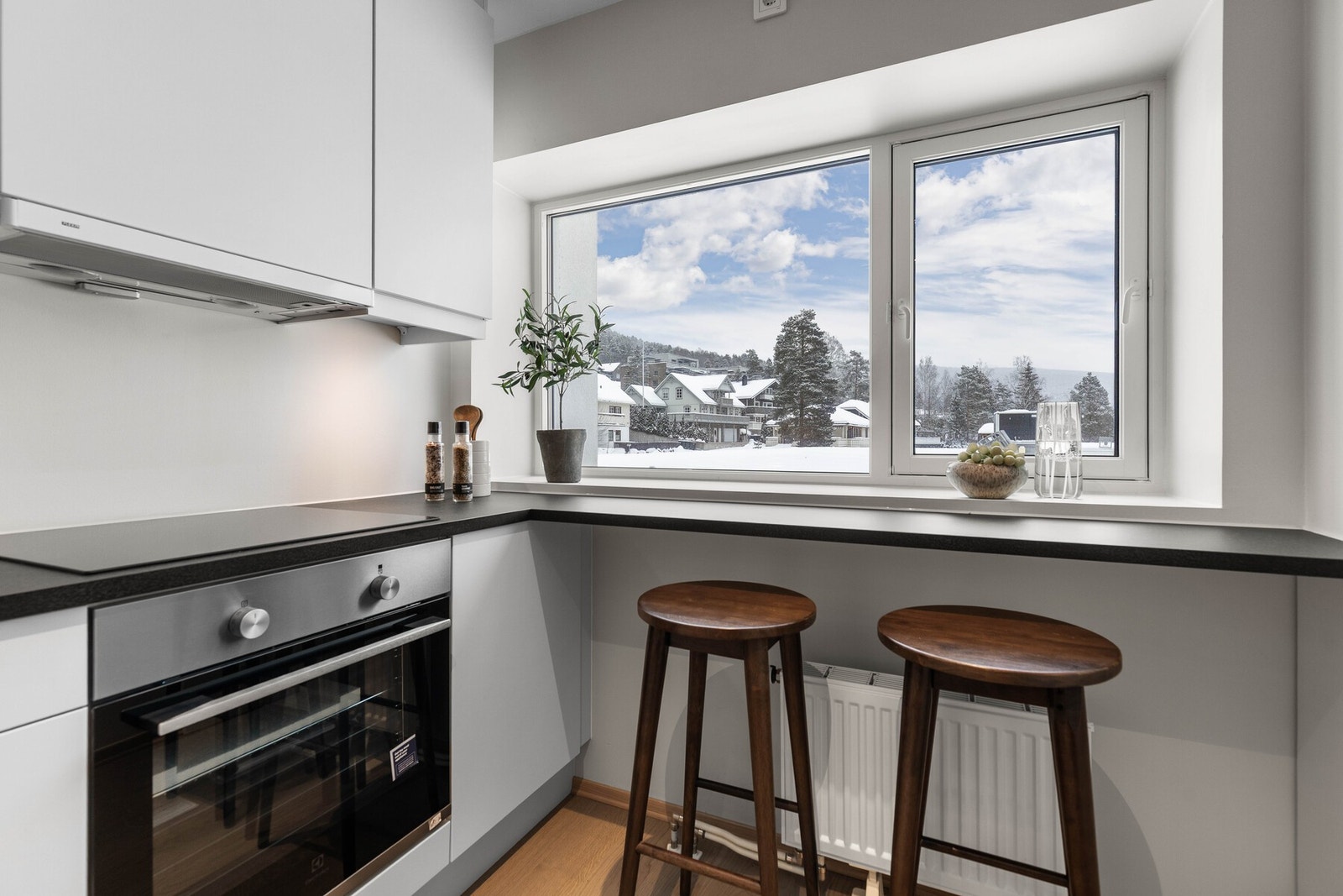 Praktisk barløsning ved vinduet - perfekt for morgenkaffen Galleribilde