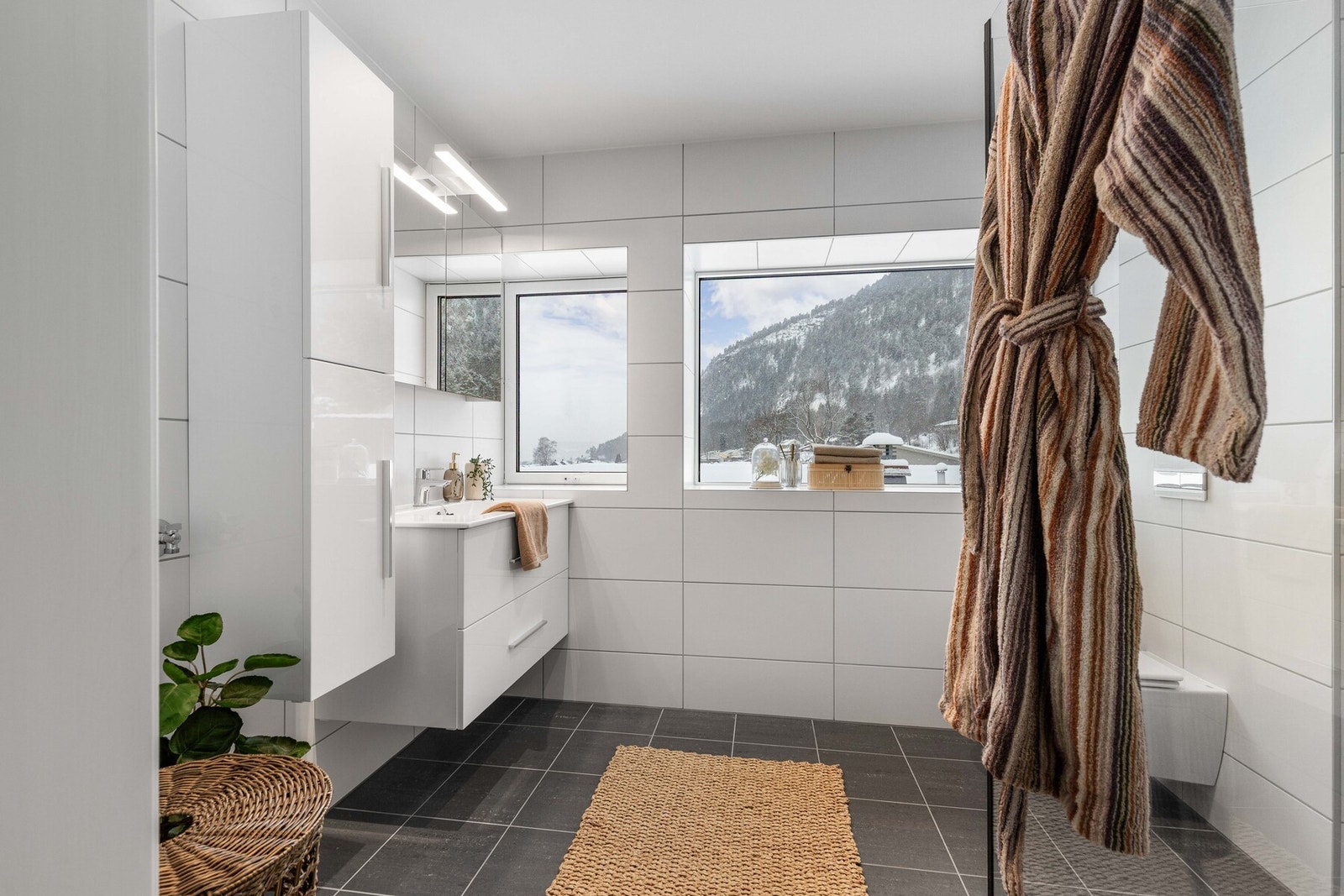 induene på badet rammer inn naturen og gir rommet en helt unik karakter Galleribilde