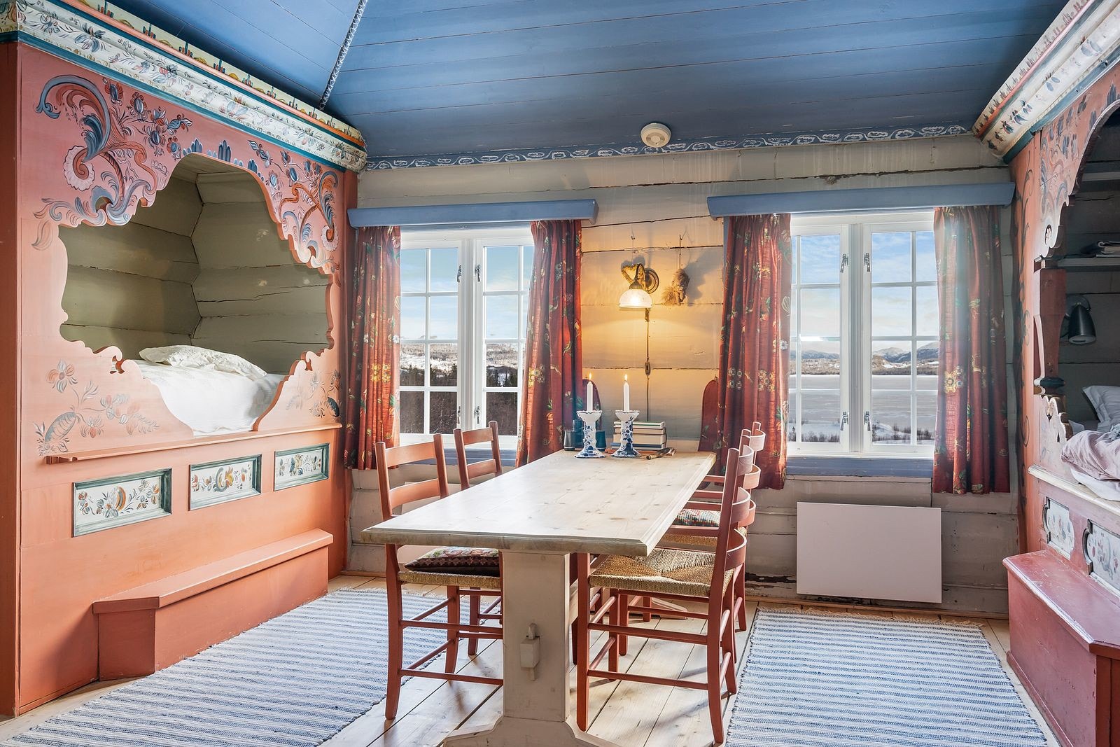 Hovedsoverommet i Vasshusstoga har rosemalte senger og tak Galleribilde