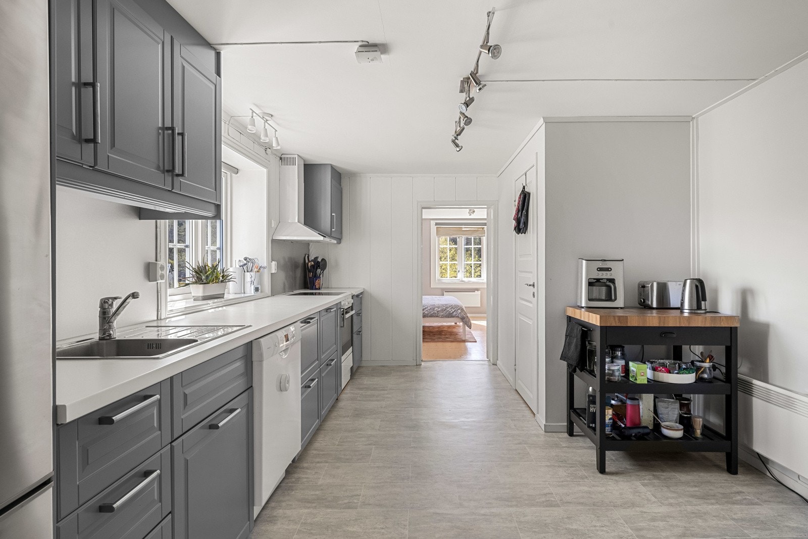 Kjøkken med tilgang til innvendig bod. ( leies ut i dag, er ikke godkjent utleiedel ) Galleribilde