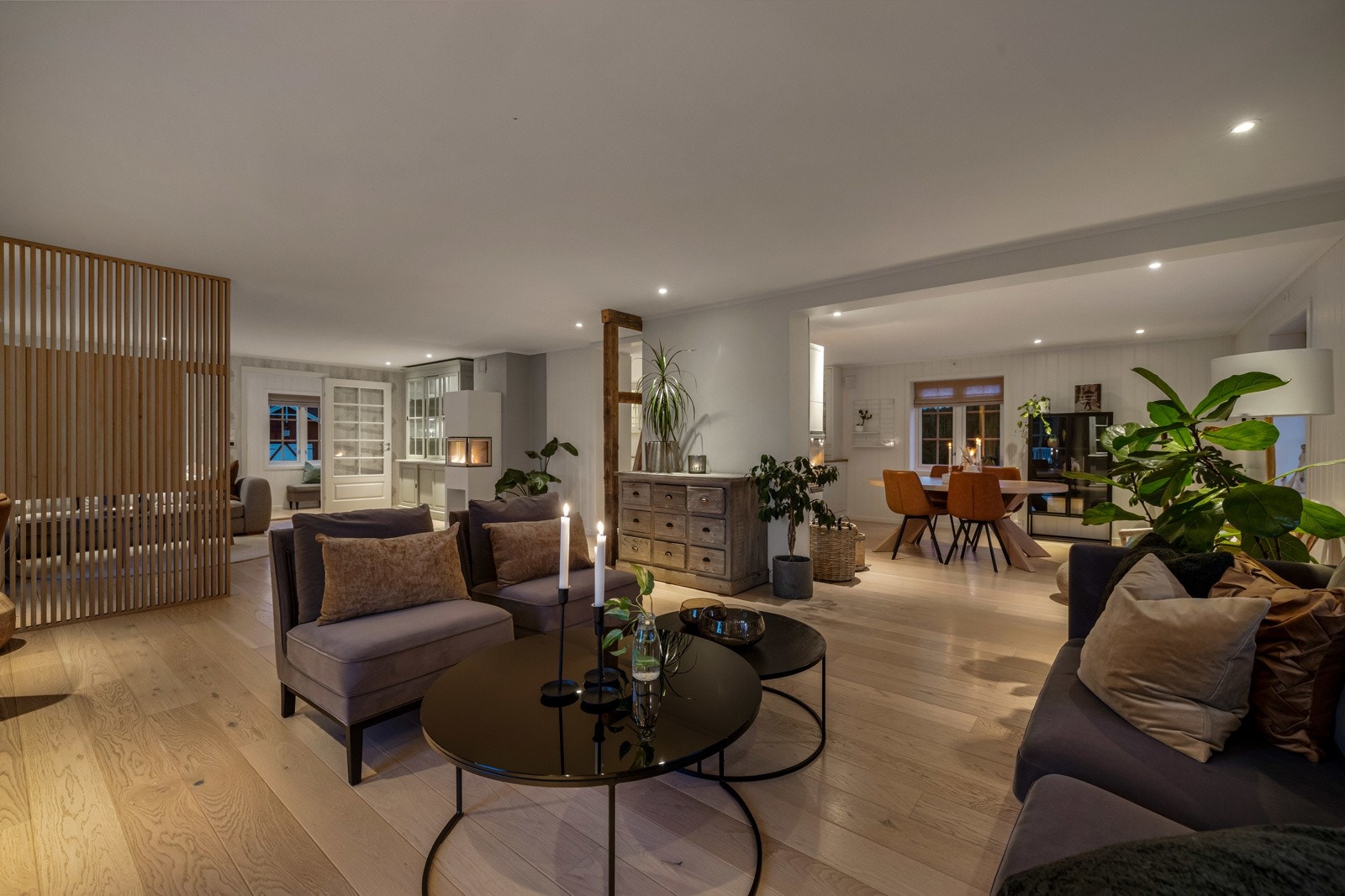 På mellomplanet ligger et sosialt og barnevennlig allrom med stue, spisestue og kjøkken. Galleribilde