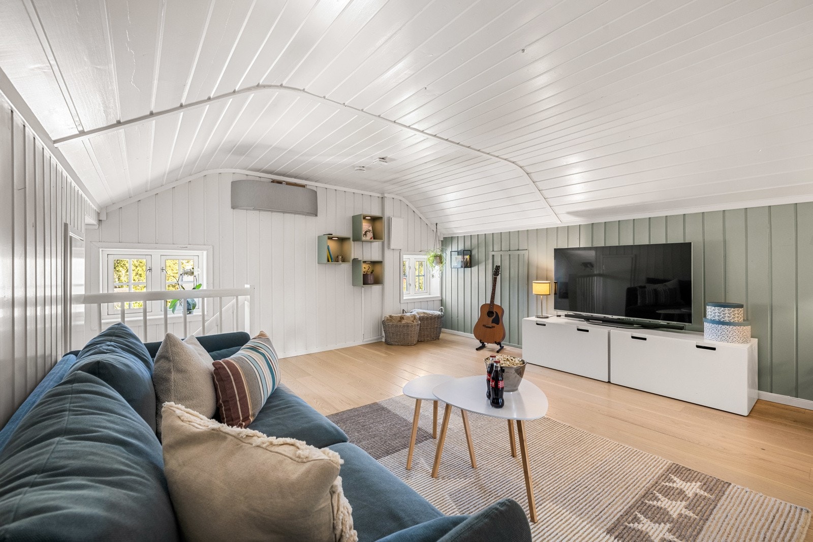 I husets 3. etasje ligger en ekstra stue ved trappen. Varmepumpe (luft/luft) fra 2021. Galleribilde