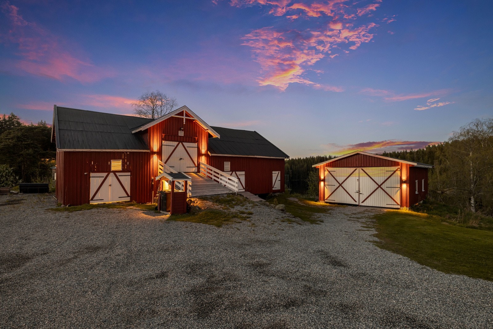 Låve på hele 150 kvm. Dobbelgarasje med treningsrom og bod ved siden av. Galleribilde