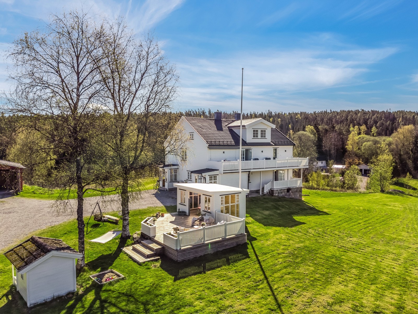 Tomten rundt bebyggelsen har frodig beplantning, store plenarealer hvor barn og barnebarn kan løpe omkring samt plass til mennesker, planter og prosjekter. Galleribilde