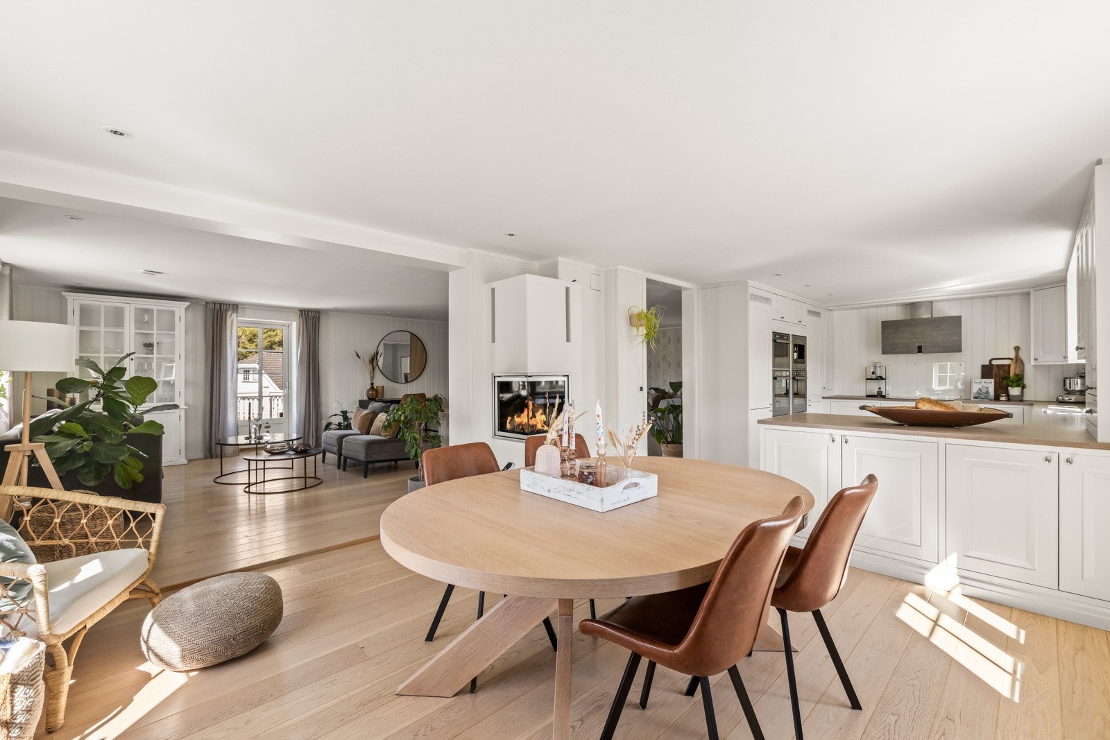 Kjøkkenet ligger i en egen sone med to innganger fra det store stuearealet. Galleribilde