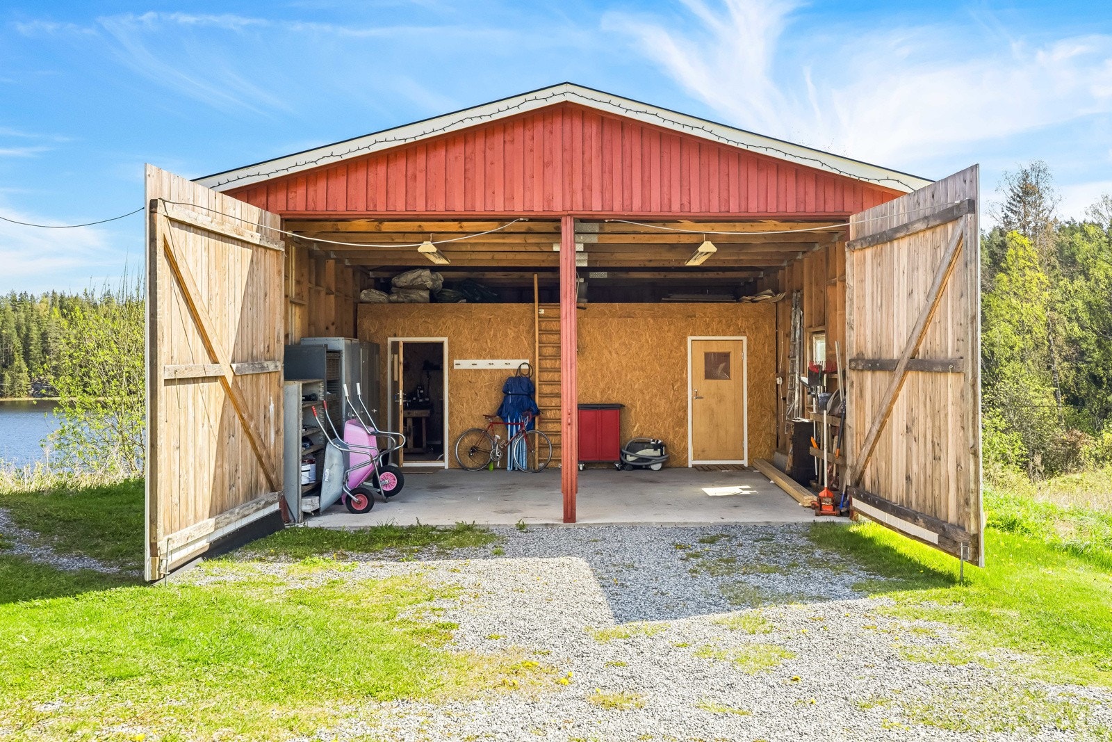 Dobbelgarasje med bod/verksted og treningsrom. Galleribilde